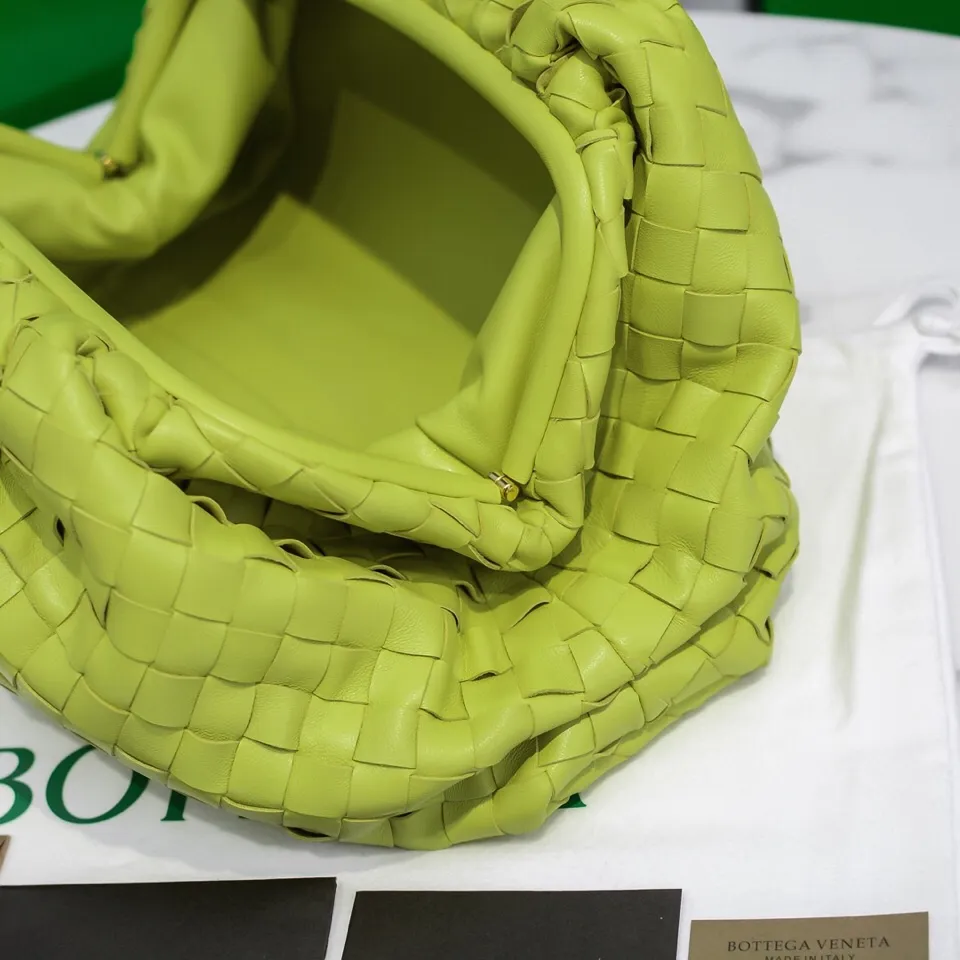 🔥🔥The counterattack of the popular Bottega Veneta started with this series of cloud bags, which went viral in the fashion circle and started a craze! Out of stock, out of stock, out of stock... One piece is hard to find, super hard to buy, regardless of age, season, or occasion. Very classy. Really, if you carry this on the road, it will turn heads! This is also the reason why this series is so expensive. Large size: 38*20*8.5cm [Big clouds and large grid weaving] Kiwi green